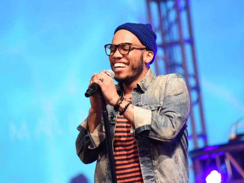 Ngoài rap, Anderson .Paak còn có giọng hát vô cùng mượt mà