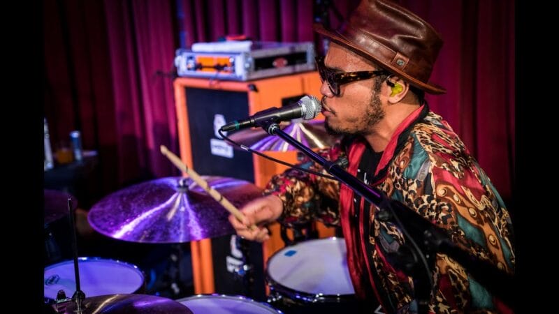 Anderson .Paak phô diễn kỹ năng đánh trống trong khi trình diễn