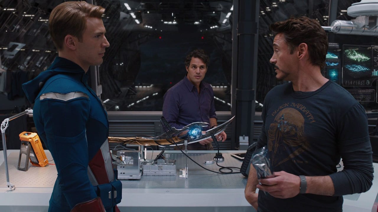 cuộc tranh luận gay gắt giữa Steve, Tony và Banner.