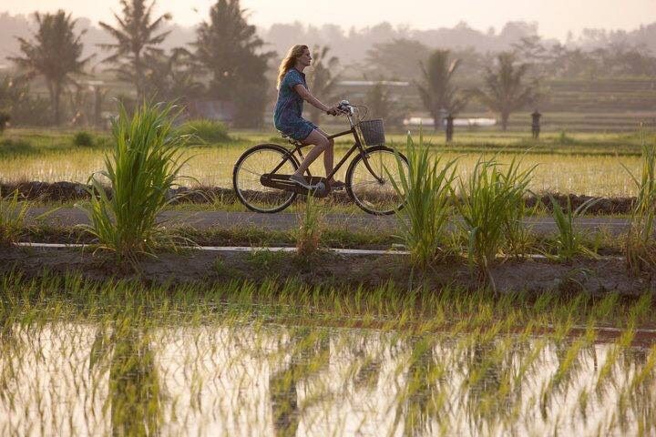 Liz đạp xe trong Eat, Pray, Love