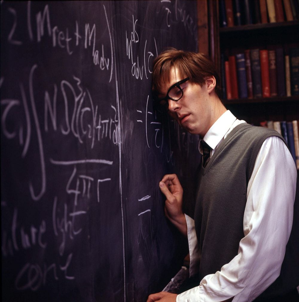 Benedict Cumberbatch trong vai Stephen Hawking