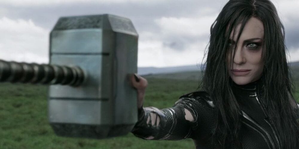 Hela phá hủy MJolnir trong phim