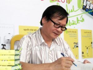 Nguyễn Nhật Ánh trong một buổi kí tặng sách