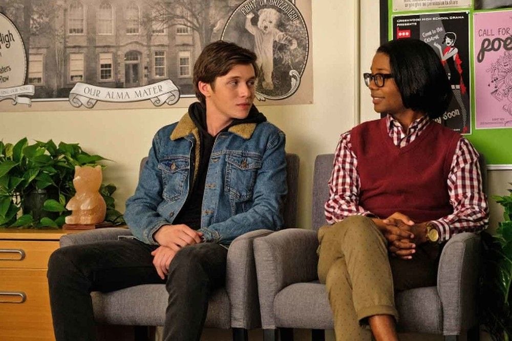 Ethan nói chuyện cùng Simon trong Love, Simon