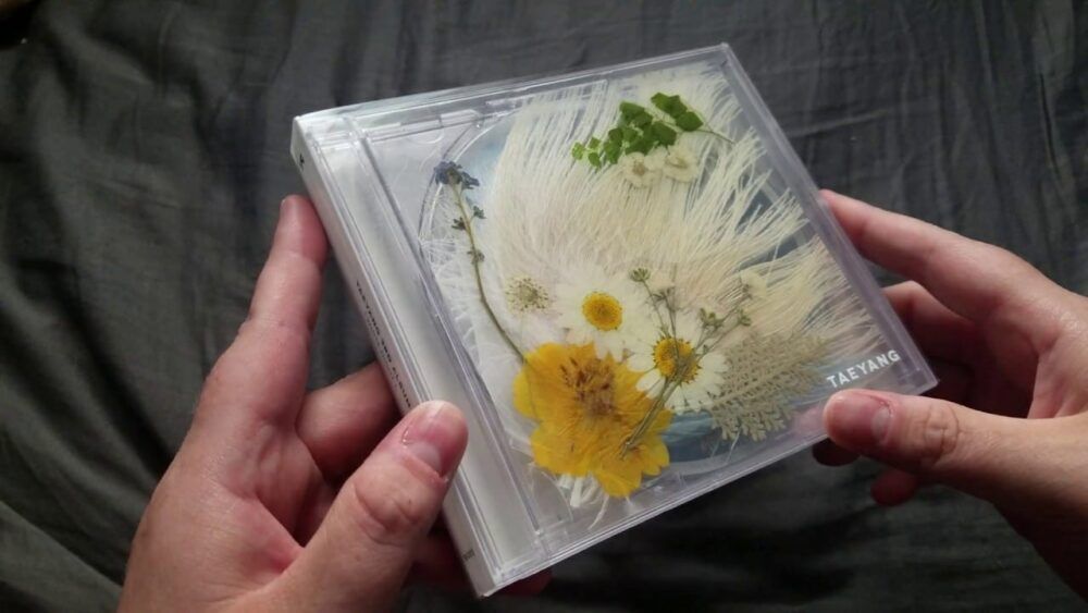 Một trong số ba mẫu bìa CD của album White night