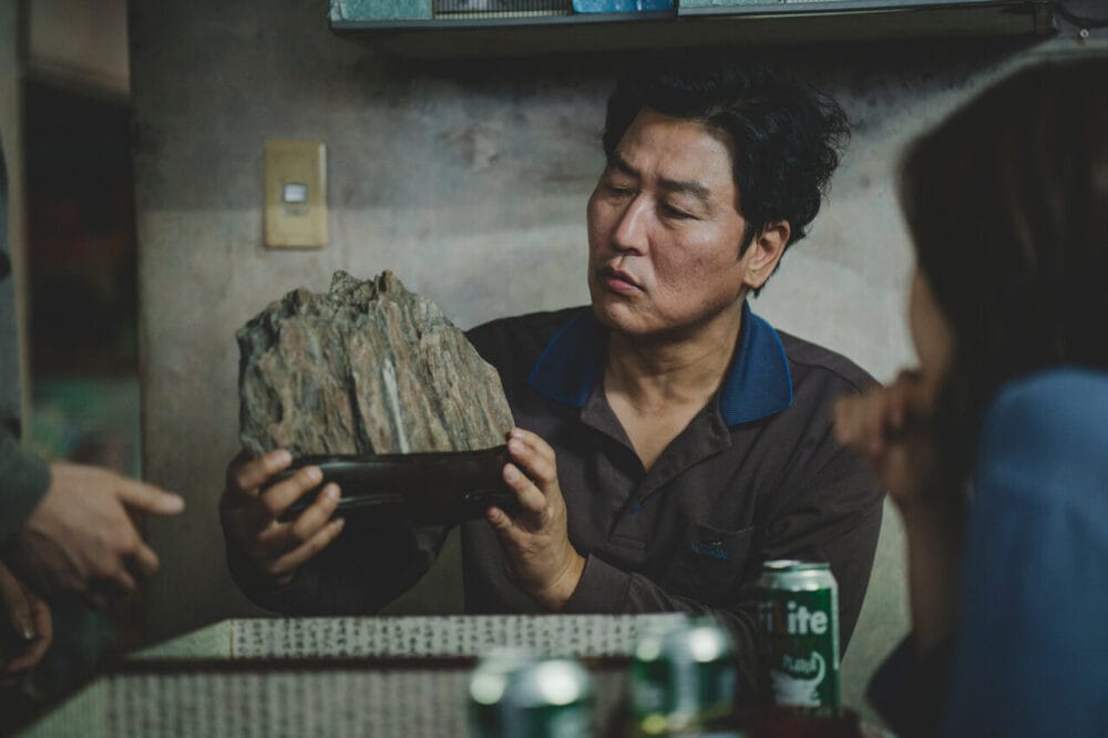 Cục đá đổi đời của gia đình Ki Woo trong Parasite