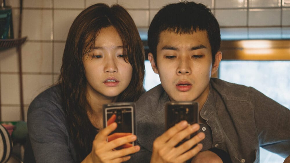 Hai anh em vì muốn xài ké wifi hàng xóm mà chui rúc trong nhà vệ sinh