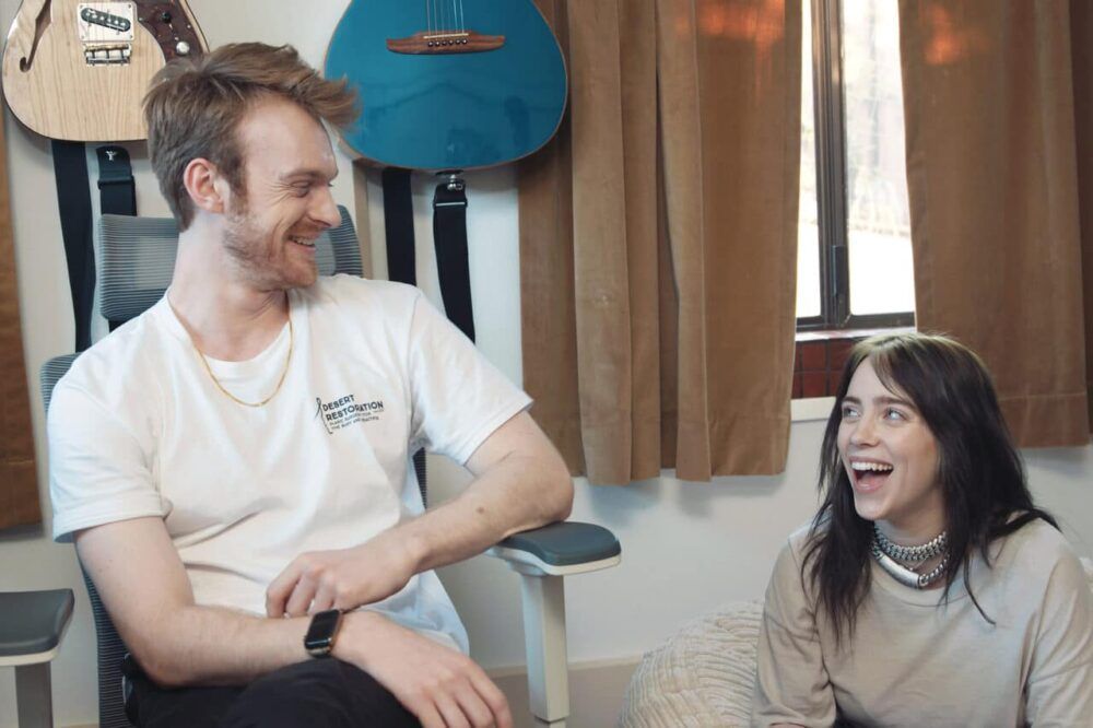 Finneas và em gái