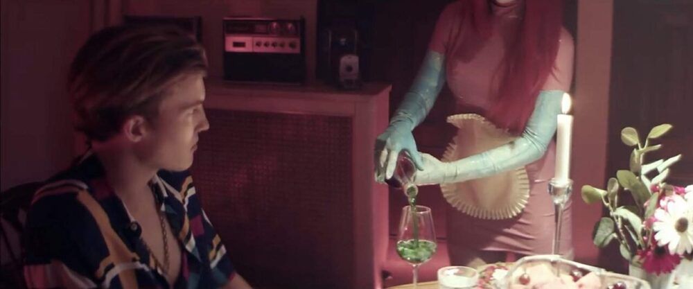 hình ảnh mv sweet but psycho