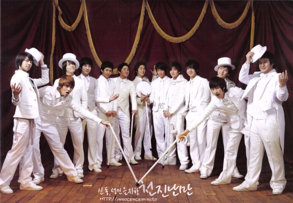 Đội ình đầy đủ gồm 13 thành viên của Super Junior