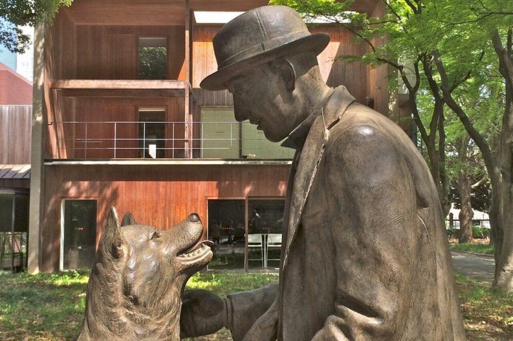 Tượng Hachiko và giáo sư Ueno