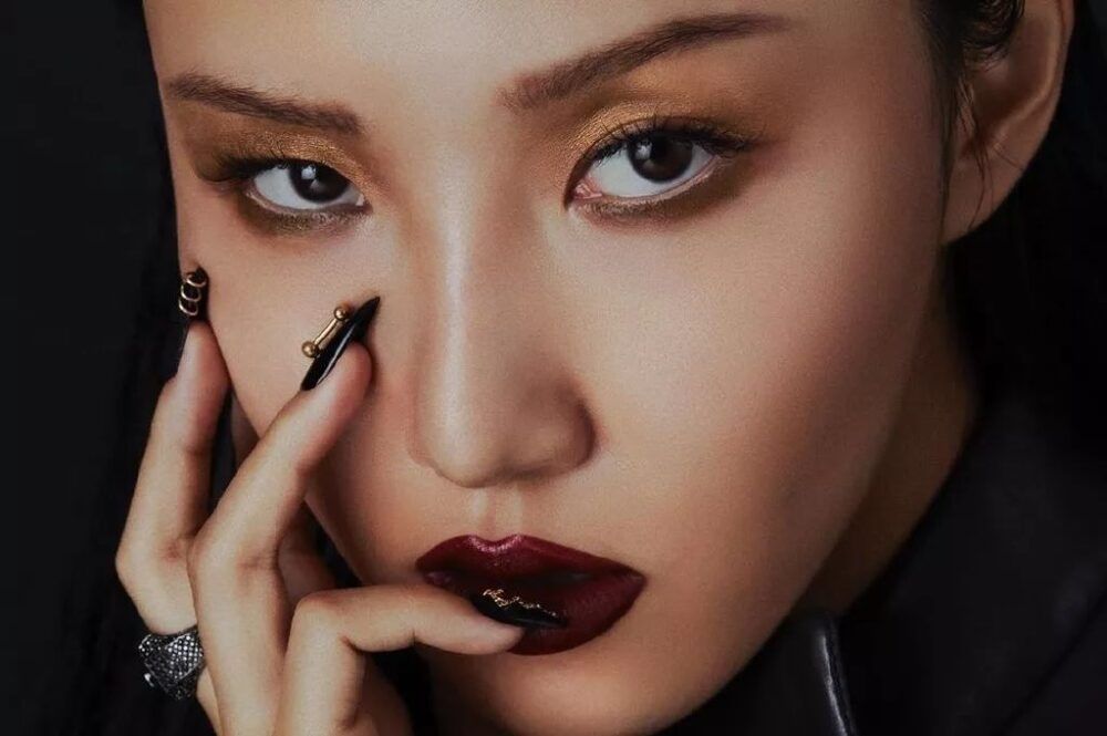 Hwasa trên tạp chí nổi tiếng Vogue
