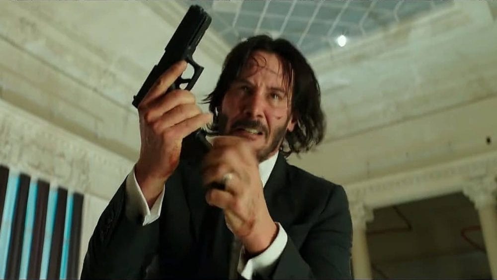 John Wick đang nạp lại đạn