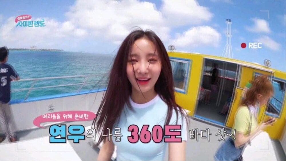 Yeonwoo trong tập 1 của Momoland's Saipan Land