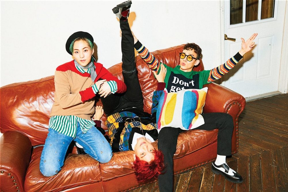 Album đã đạt vị trí thứ nhất trên bảng xếp hạng album hàng tuần của Gaon và bảng xếp hạng World Albums của Billboard
