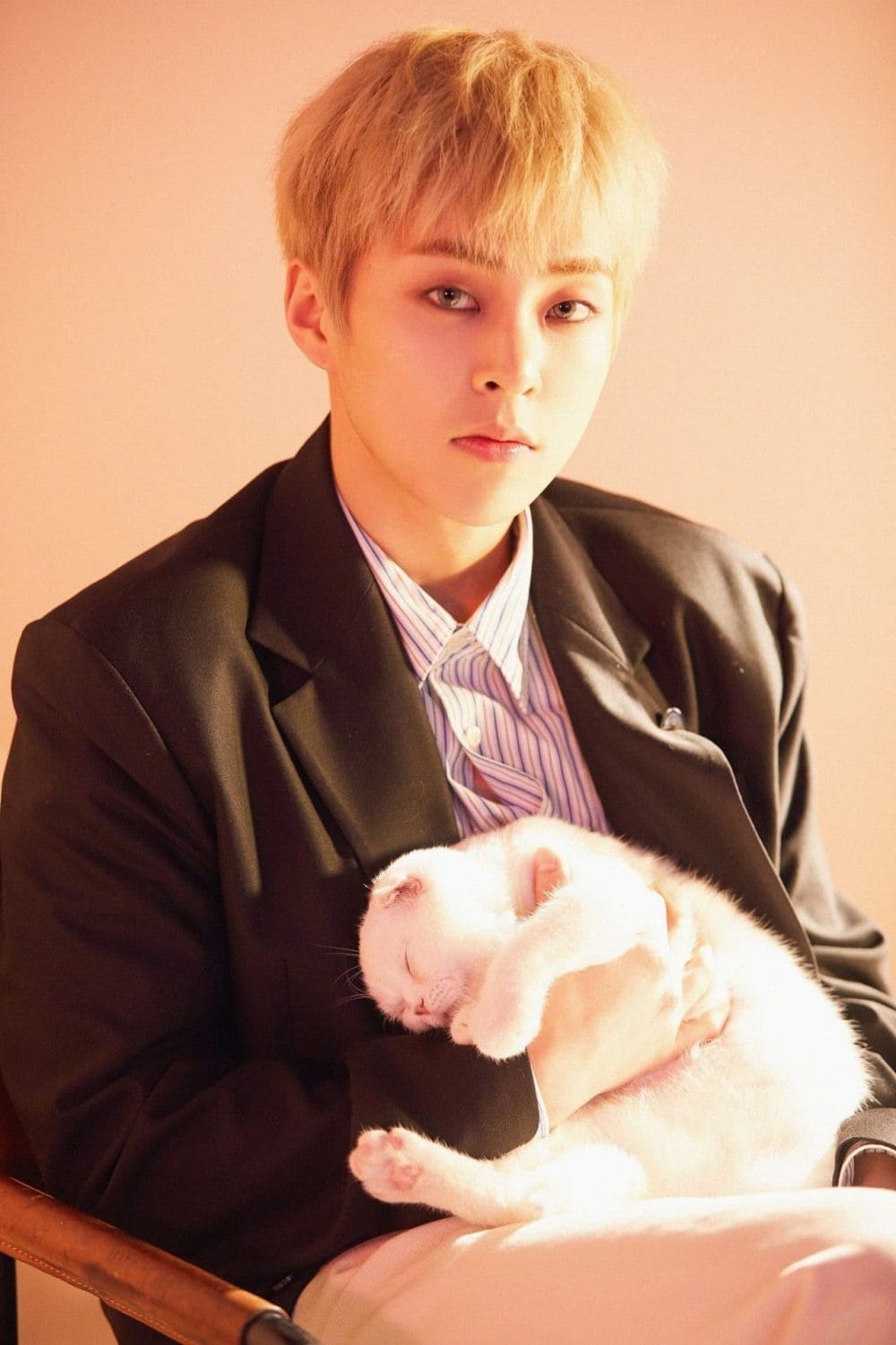 Xiumin không chỉ là anh cả tài giỏi của EXO mà anh còn sở hữu nhan sắc tỉ lệ thuận với thời gian khiến không ít các thành viên khác phải ganh tị 