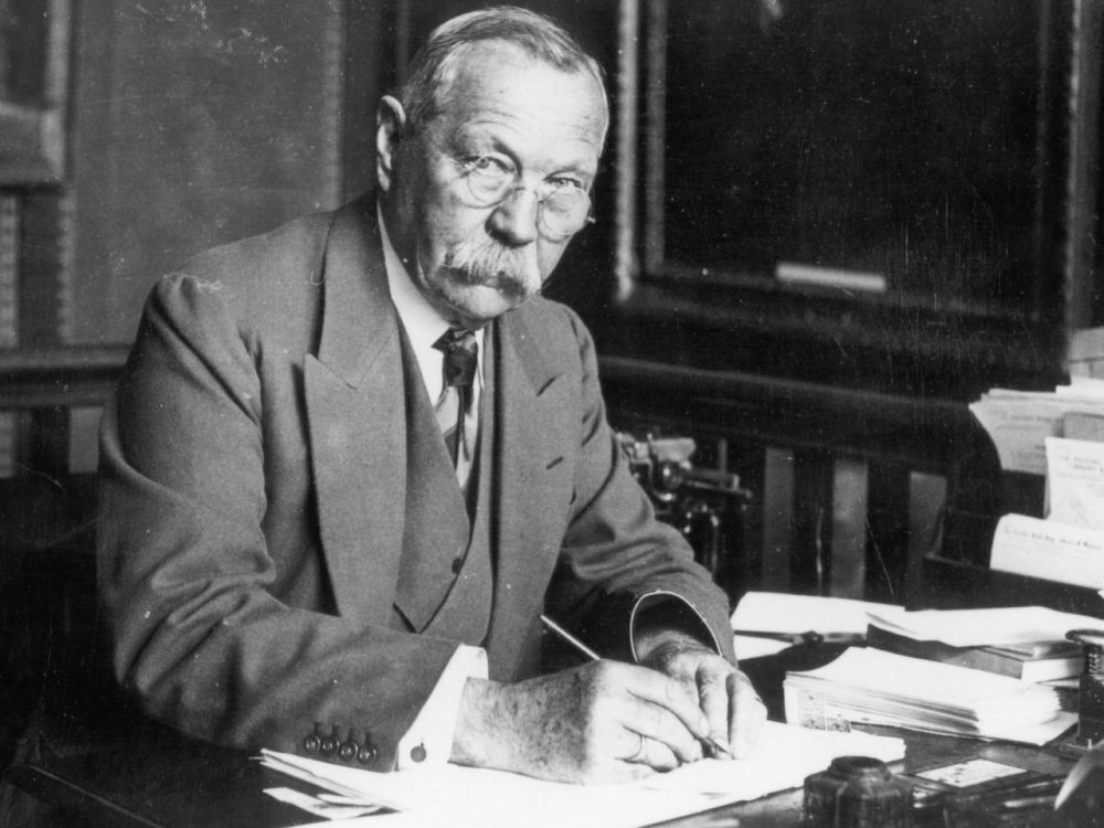 Cha đẻ của tuyệt tác trinh thám Sherlock Holmes
