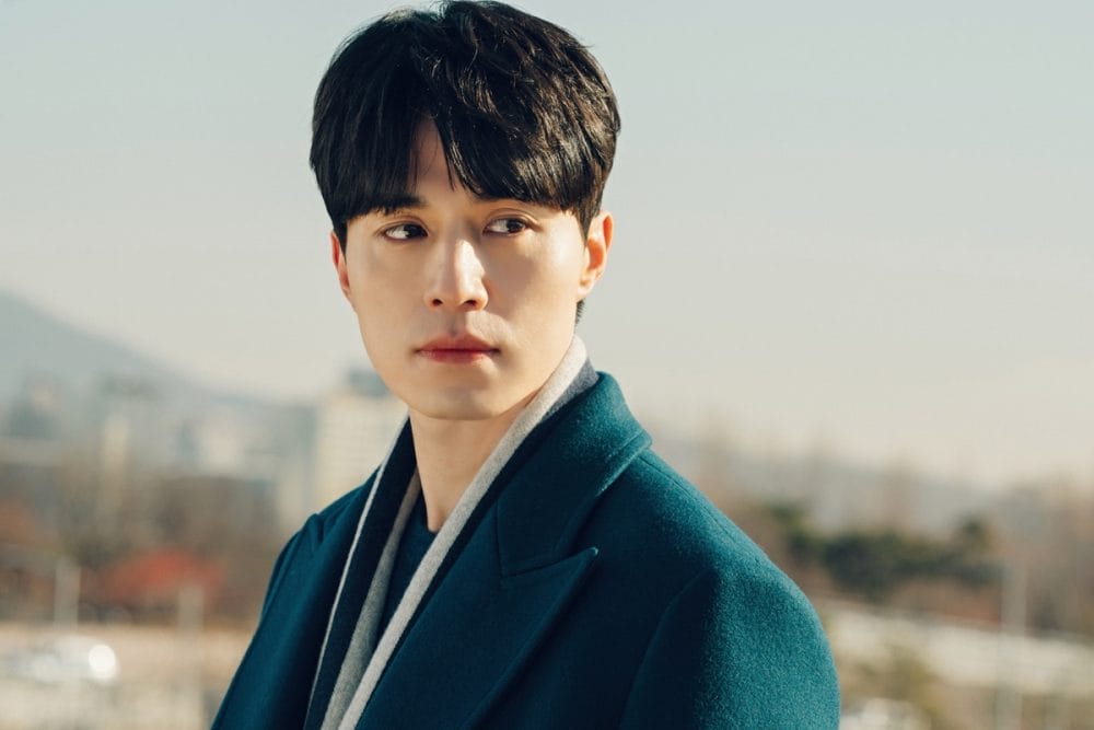 Hình ảnh của nam diễn viên chính Lee Dong Wook trong Chạm vào tim em