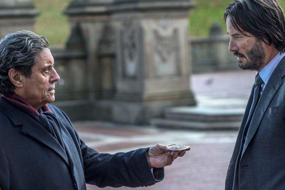 Keanu Reeves trong vai John Wick (phải) và Ian McShane trong vai Winston (trái)