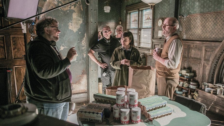 Hình ảnh hậu trường của dàn diễn viên và đạo diễn Guillermo del Toro