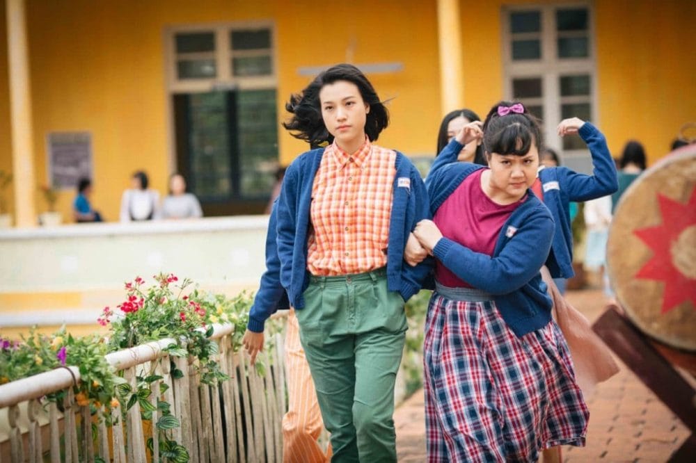 Mỹ Dung và Lan Chi trong một phân cảnh của Tháng Năm Rực Rỡ