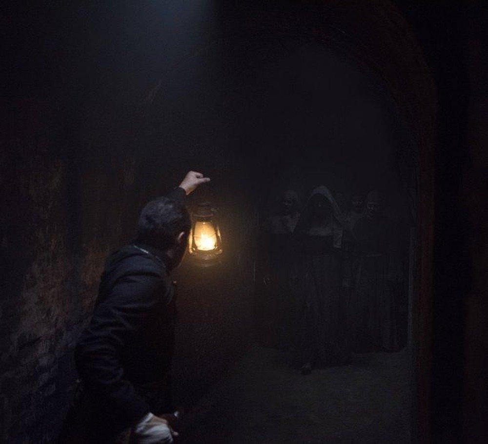 Valak hù dọa và dẫn dắt người trừ tà