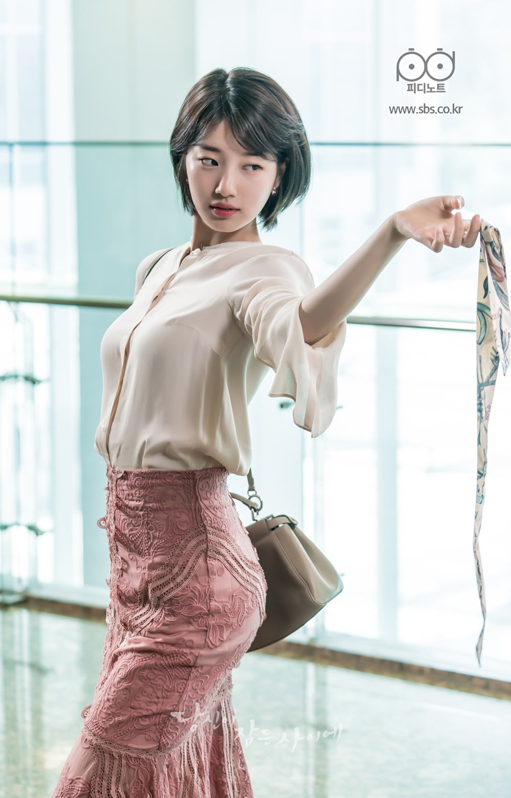 Suzy với trang phục công sở và chiếc túi xách Fendi giá 71 triệu