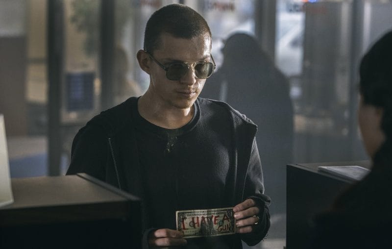 Phân cảnh nhân vật của Tom Holland cướp ngân hàng trong Cherry