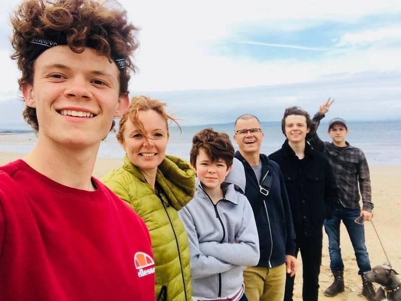 Tom Holland (phải) và gia đình của anh ấy