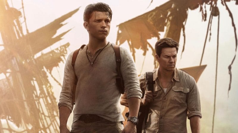 Tom Holland (trái) cùng Mark Wahlberg (phải) trong Uncharted