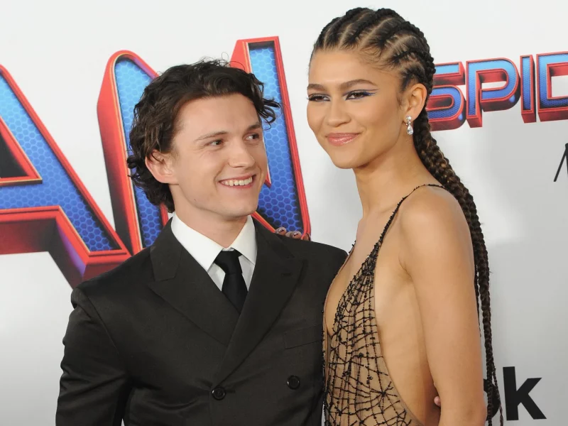 Ánh mắt của Tom Holland trao cho người tình tại buổi ra mắt Spiderman: No Way Home