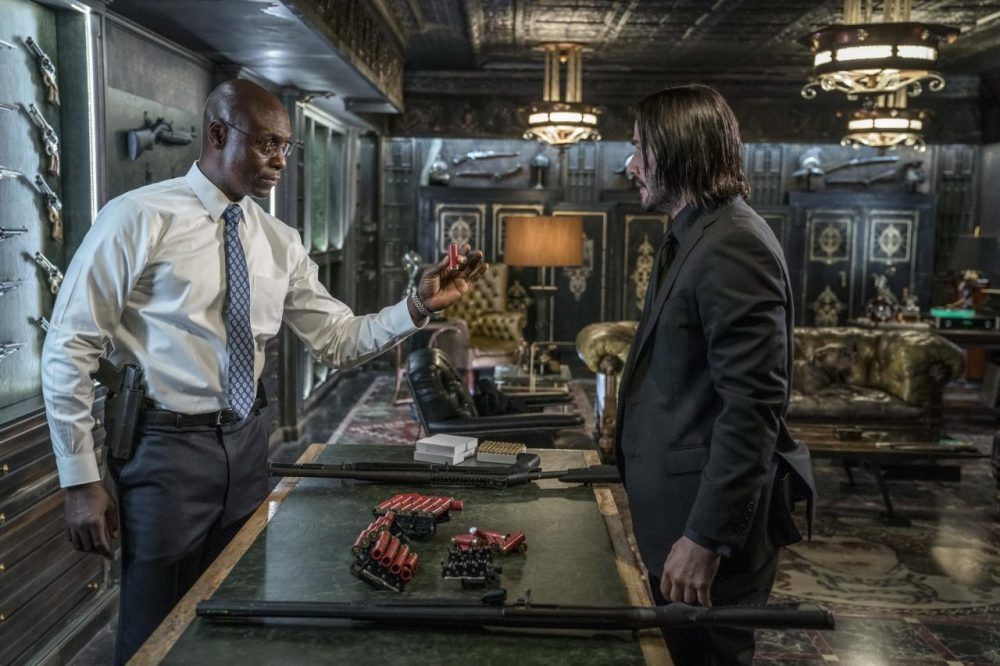 phân cảnh Charon do ... thủ vai đang giới thiệu súng trong John Wick 3