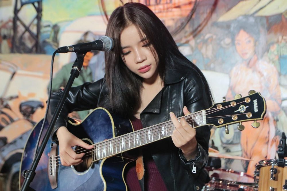Lyly đã bỏ ra nhiều năm ở nơi xa lạ ấy đi hát cho các sự kiện hay quán cà phê trong thành phố để mưu sinh