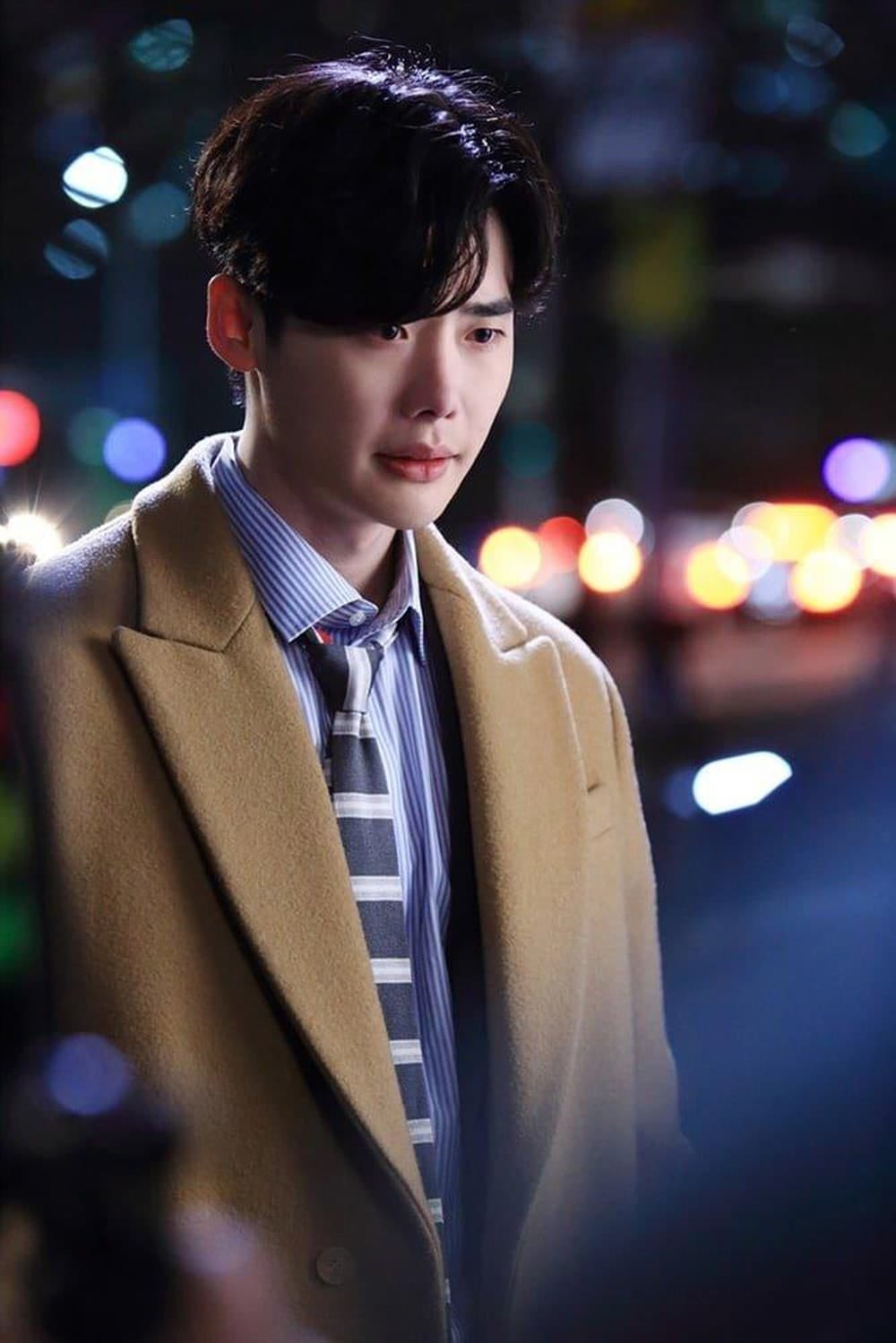 Nét đẹp của Lee Jong Suk được tô điểm bởi sơ mi xanh và vest dài khoác ngoài