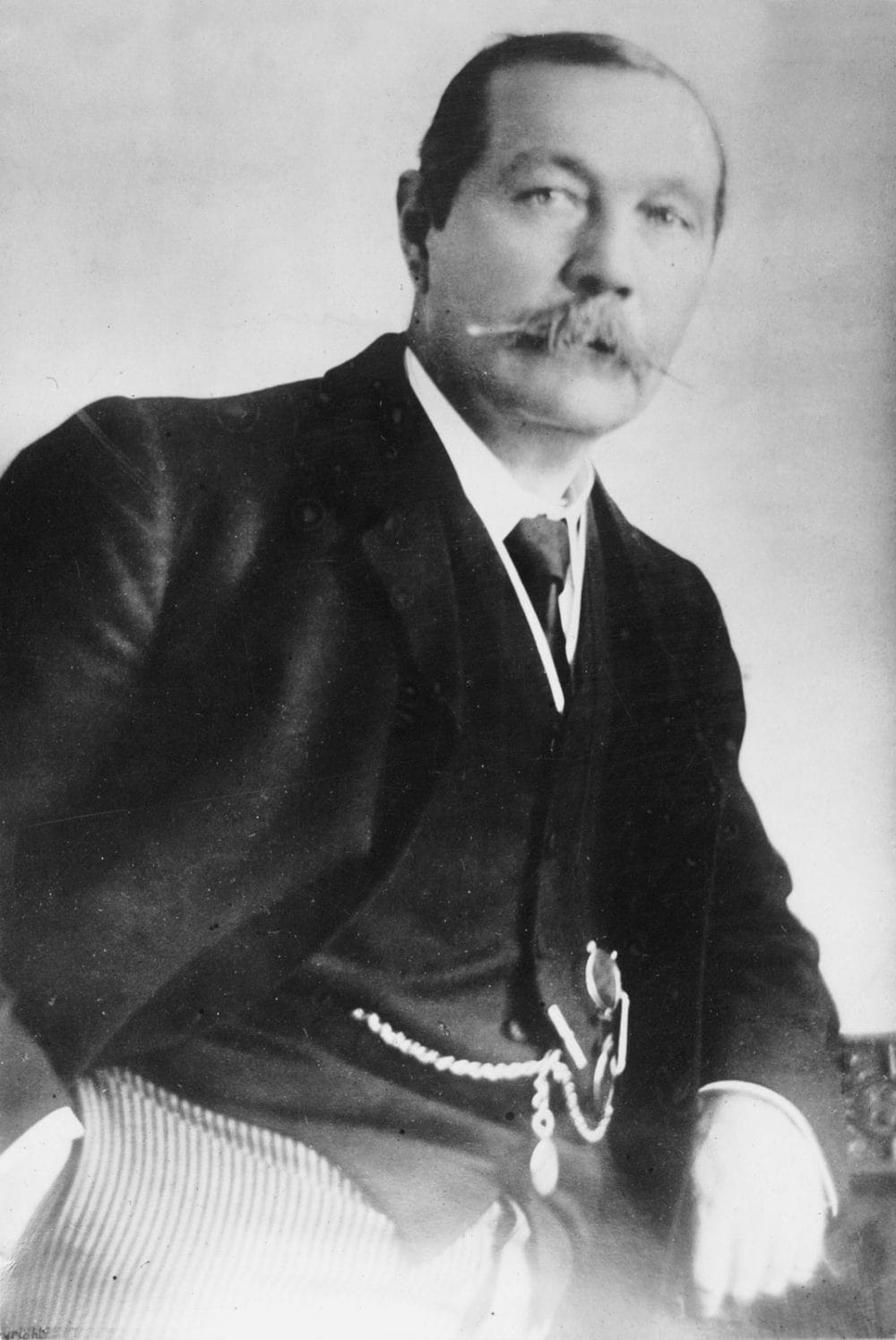 Chân dung của nhà văn Conan Doyle