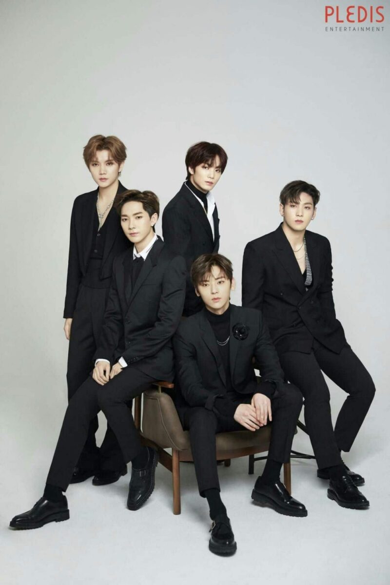 Năm thành viên của NU'EST
