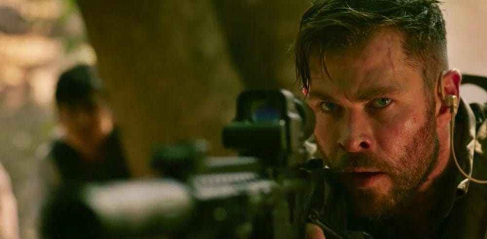 Hình ảnh của nam diễn viên Chris Hemsworth trong Extraction