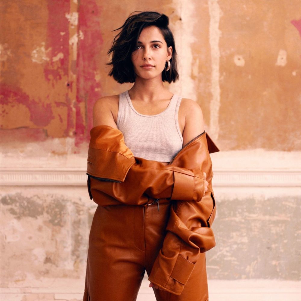 Vai diễn Elena do Naomi Scott thể hiện