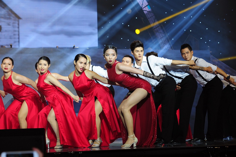 Ca khúc Đâu cần một ai trên sân khấu The Remix