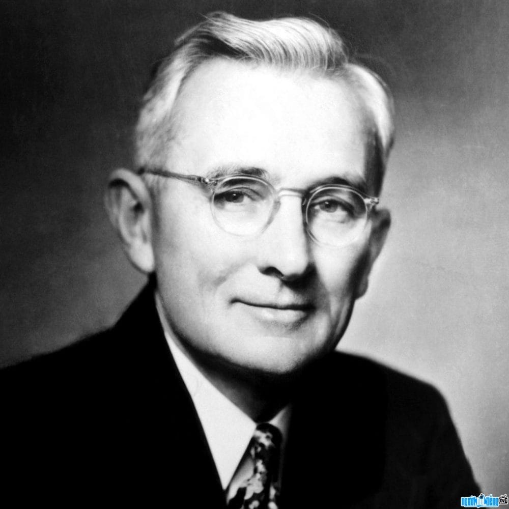 Chân dung nhà văn Dale Carnegie