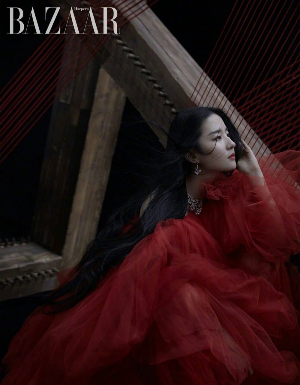 Nữ diễn viên trên bìa tạp chí Harper's Bazaar