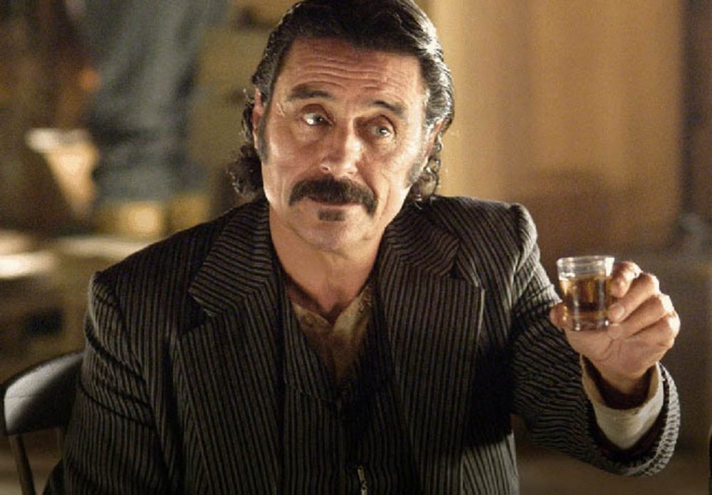 Tạo hình lịch lãm của ông chủ rạp phim Deadwood Al Swearengen