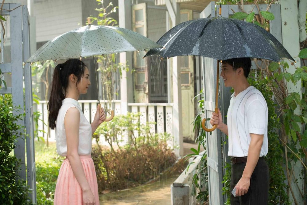 Tanil tặng quà cho Dalah trong Cơn mưa tình đầu