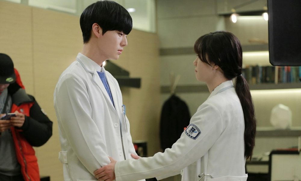 Hye Sun và Jae Hyun trong Bác Sĩ Ma Cà Rồng