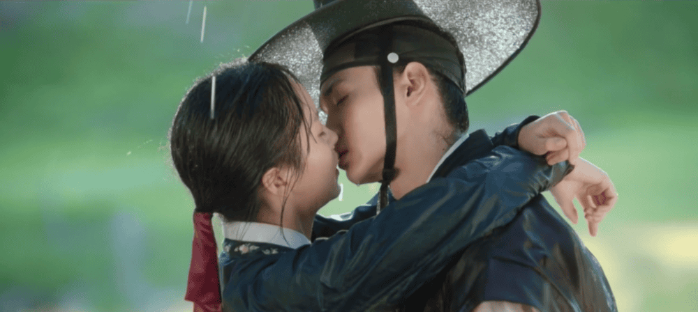 Nụ hôn giữa nam và nữ chính