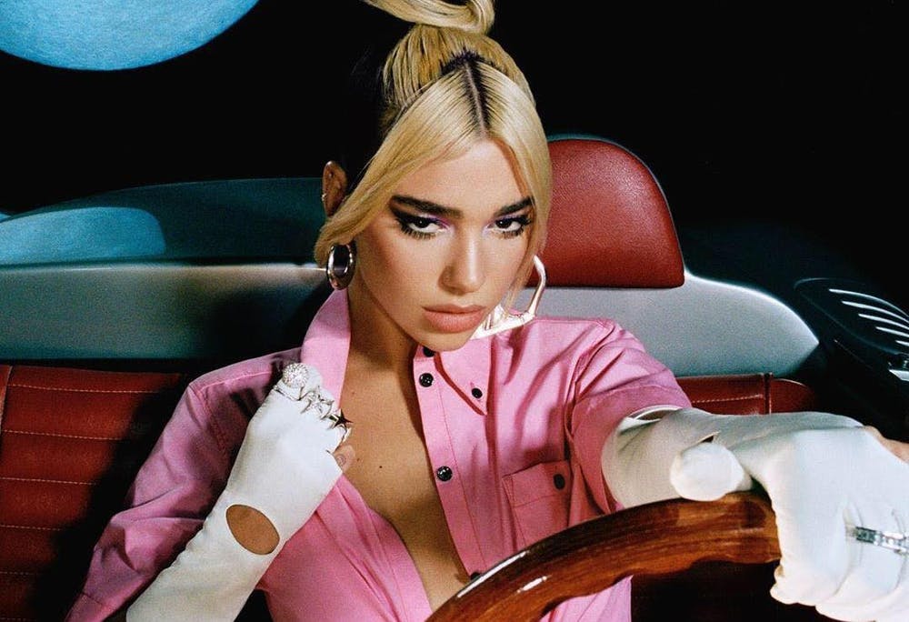 tạo hình cá tính của ca sĩ Dua Lipa