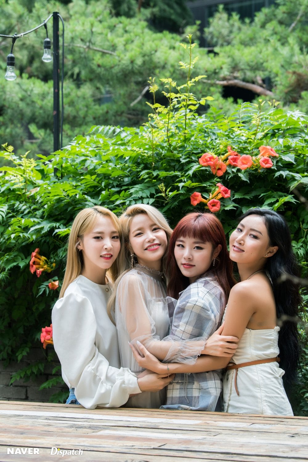 Hình ảnh Mamamoo trong photobook đi kèm với Album CD Reality in black