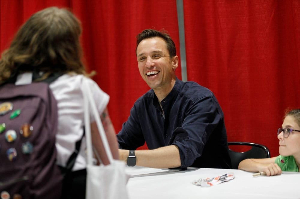 Hình ảnh Markus Zusak trong một buổi kí tặng sách
