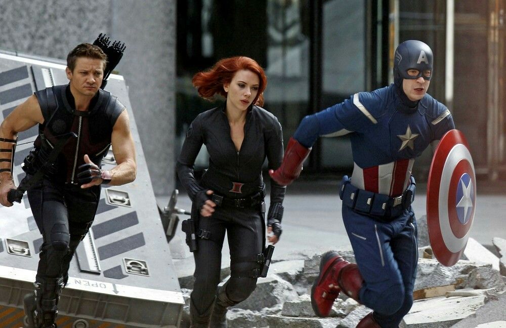 Hình ảnh của Jeremy và Chris Evans bên cạnh Black Wildow
