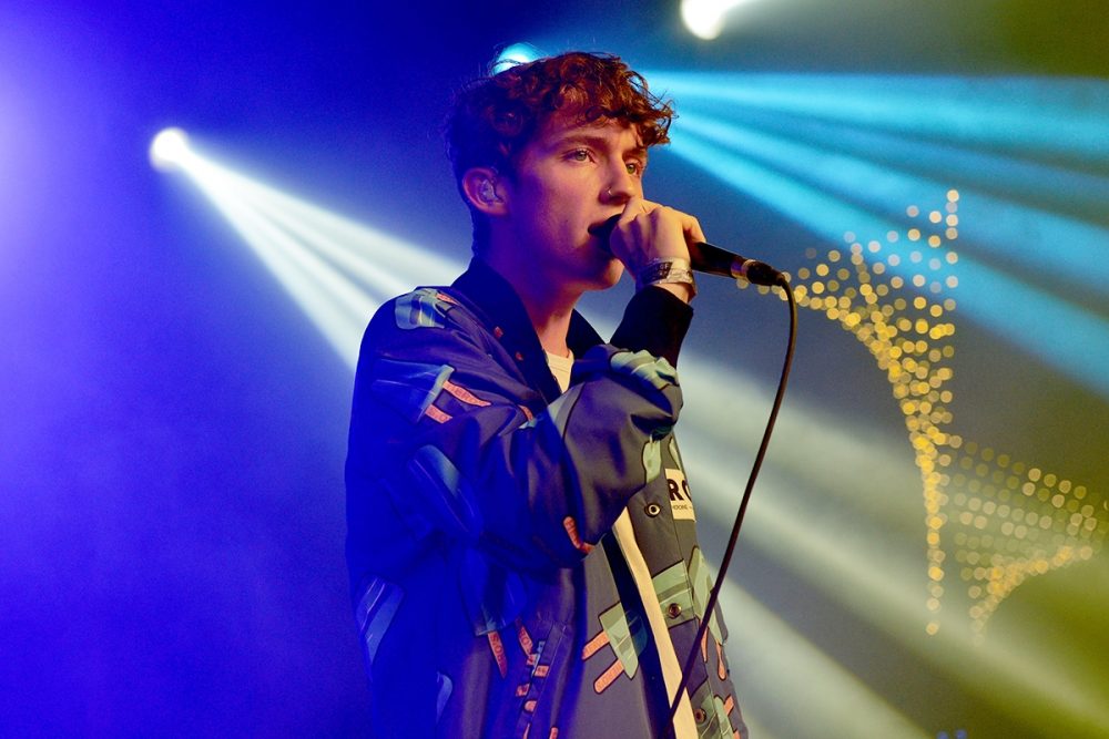 Troye Sivan biểu diễn trên sân khấu